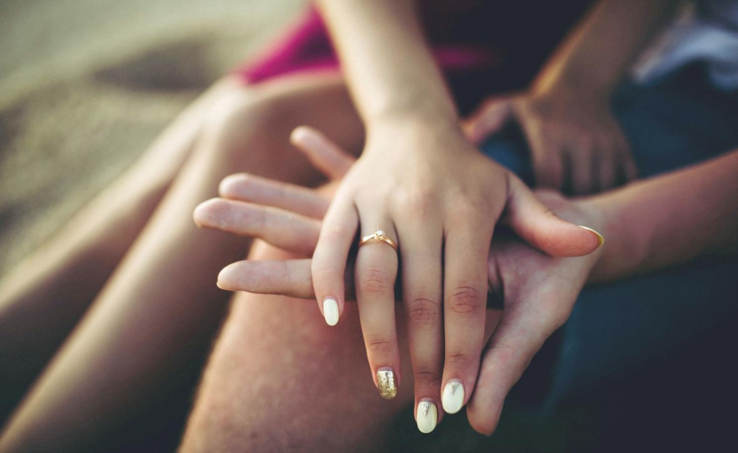 Professionelle Nageldesign Arbeitsplatz mit eleganten Werkzeugen